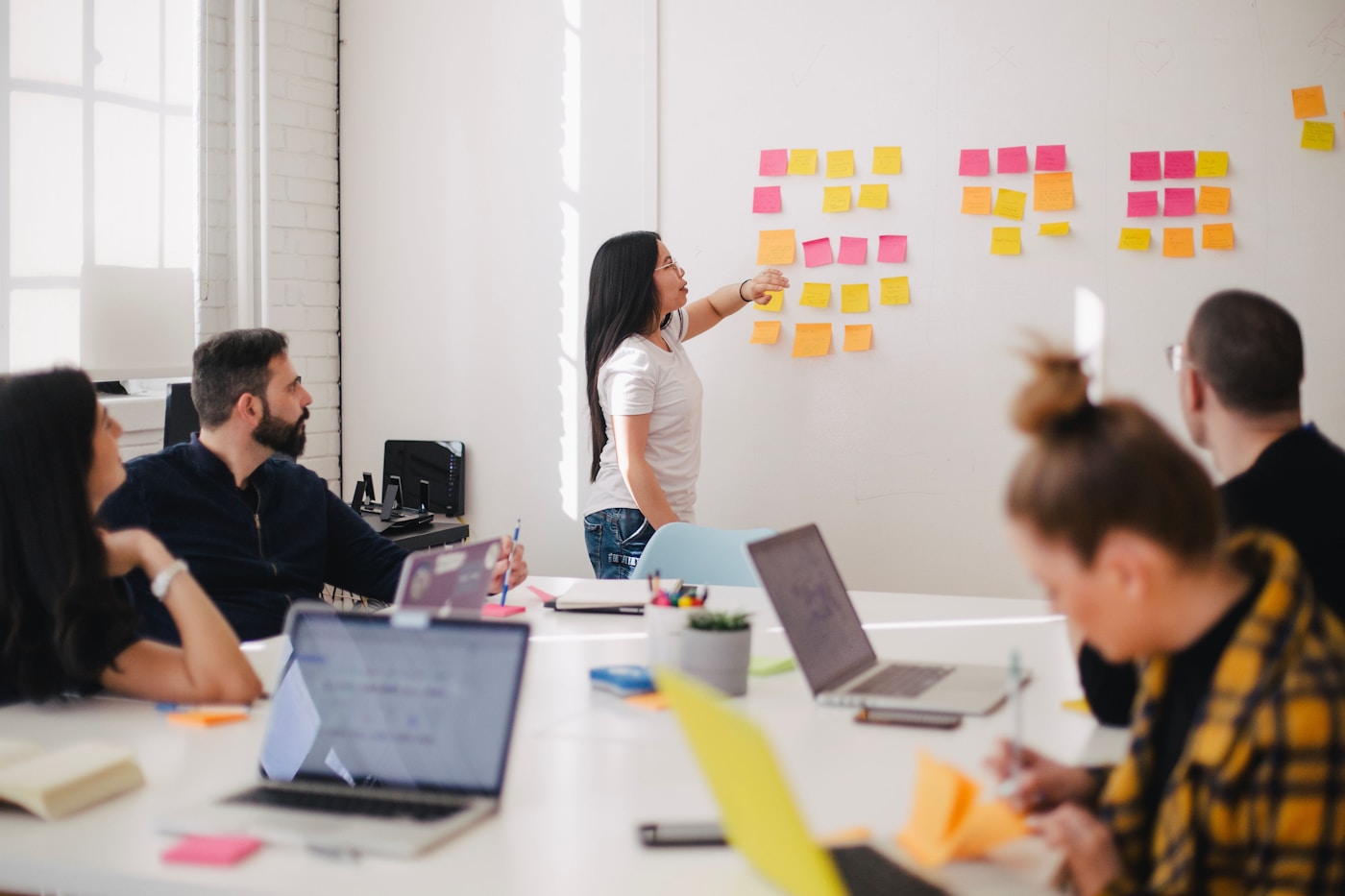 Equipo organizando un proceso de implementación empresarial