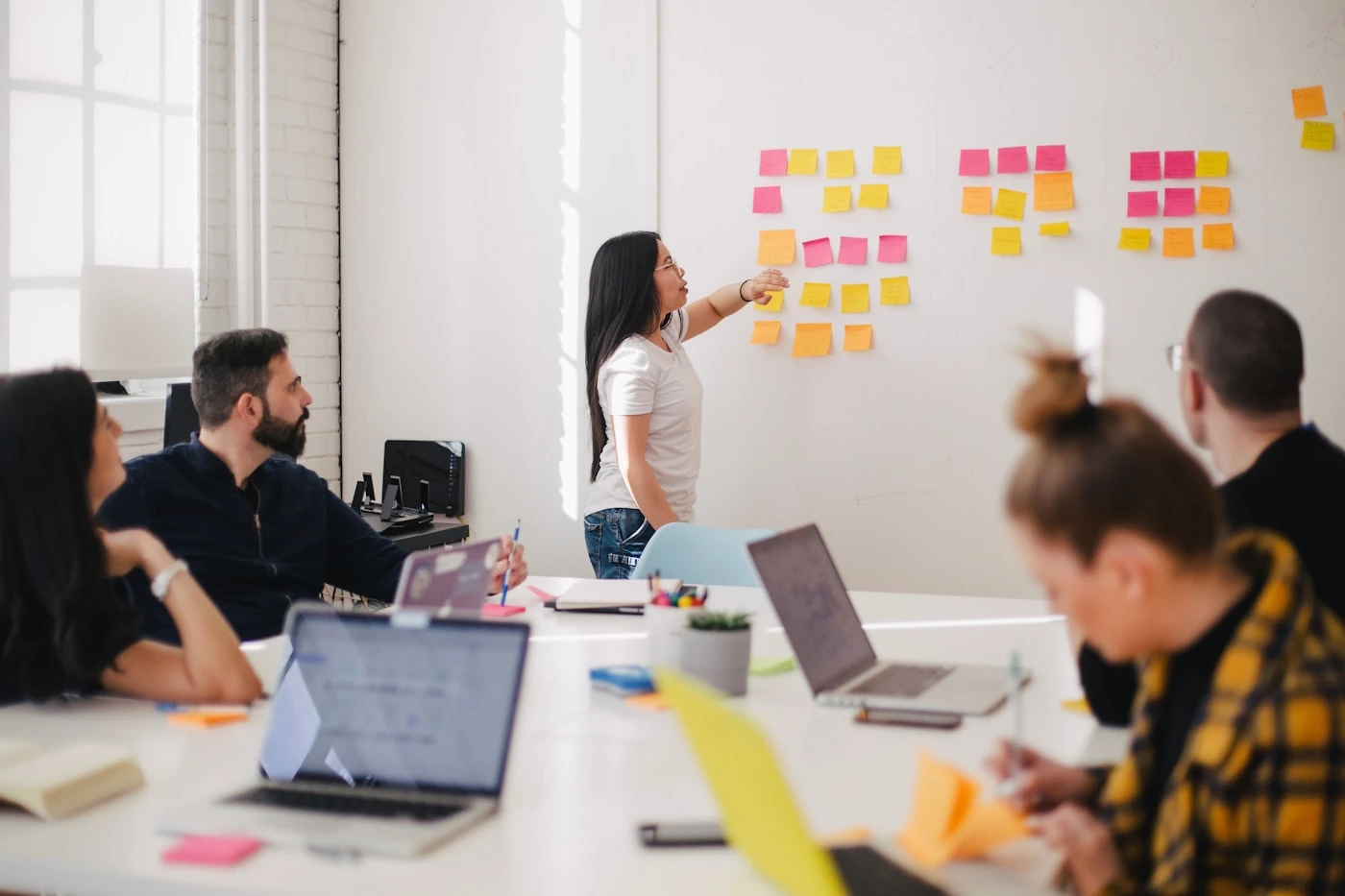 Equipo organizando un proceso de implementación empresarial