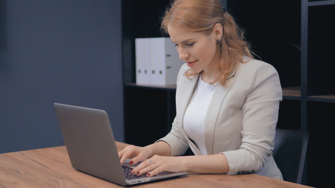 Profesional revisando información financiera y contable